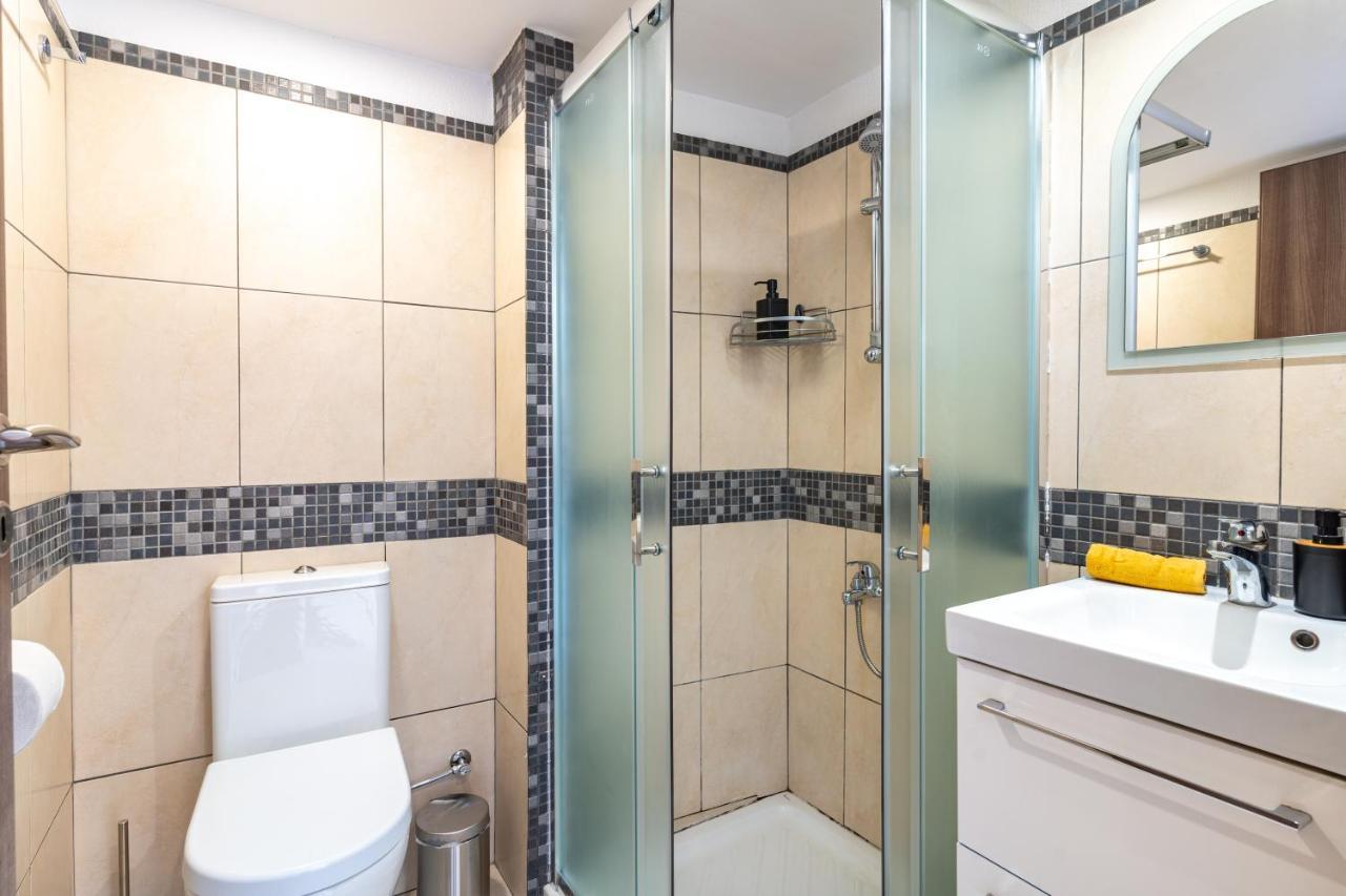 Made With Love 1-Br Apt By Finikoudes Beach Larnaca Bagian luar foto