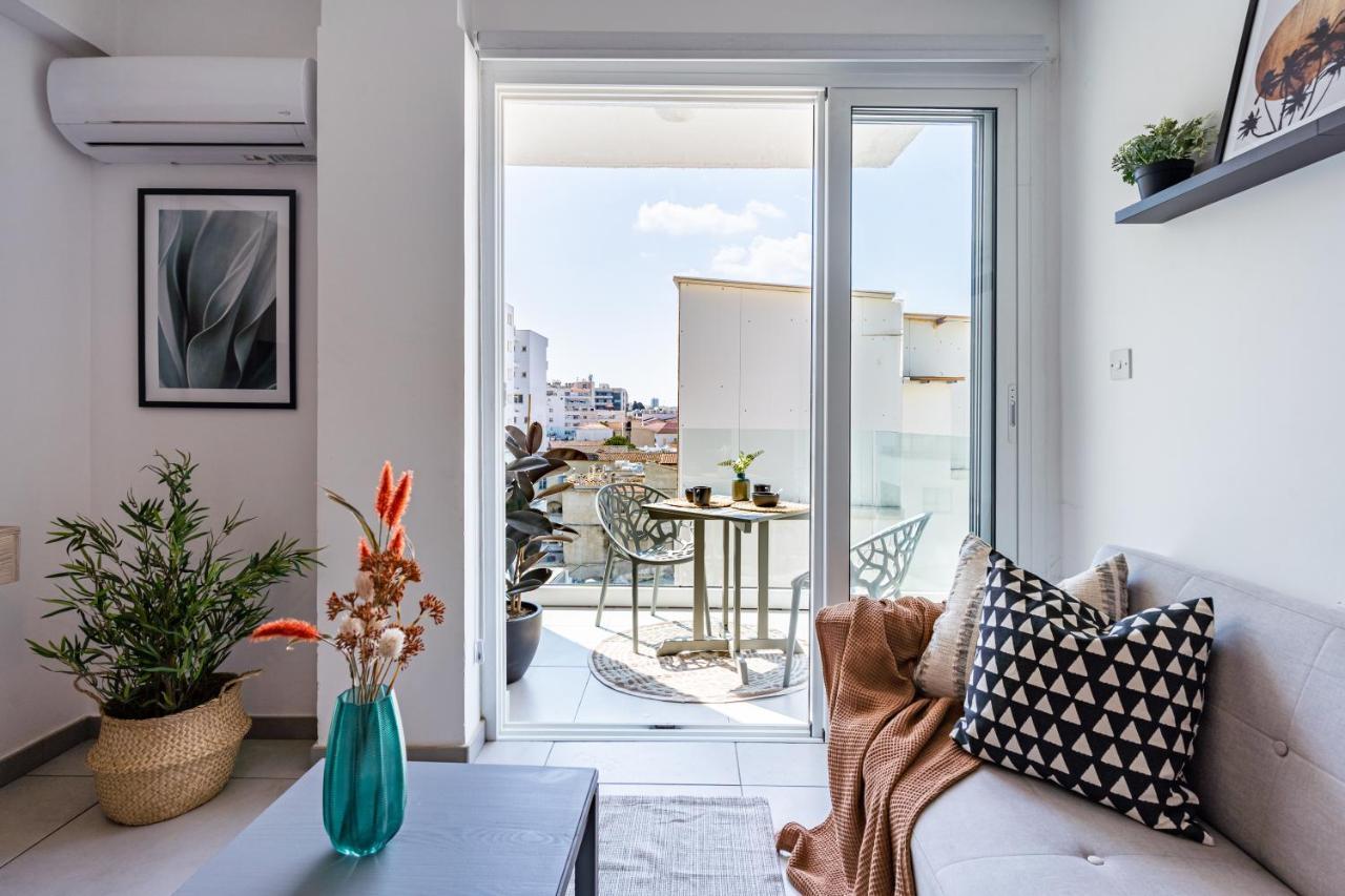 Made With Love 1-Br Apt By Finikoudes Beach Larnaca Bagian luar foto