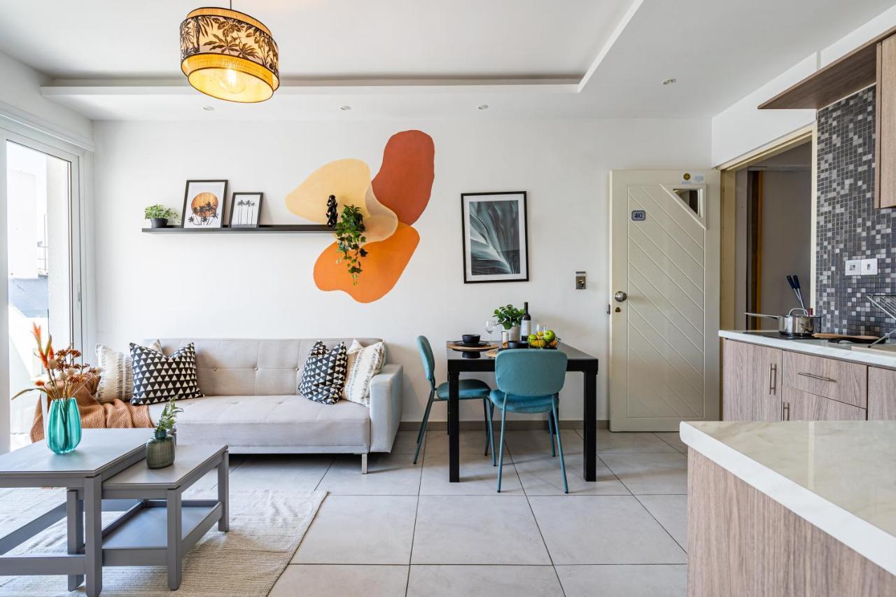 Made With Love 1-Br Apt By Finikoudes Beach Larnaca Bagian luar foto